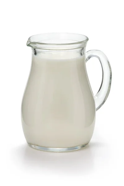 Caraffa con latte fresco su un bianco — Foto Stock