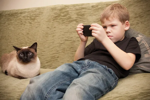 Menino jogar com celular — Fotografia de Stock