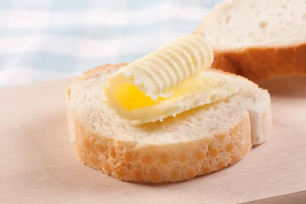 Boter krullen op brood — Stockfoto