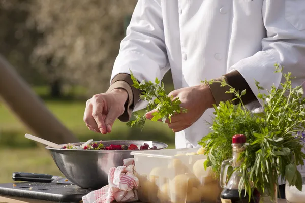 Chef-kok maakt rode bieten salade — Stockfoto