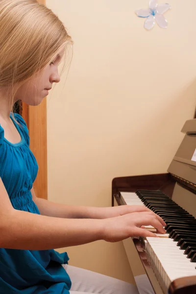 Girl playing piano — Stock Photo, Image