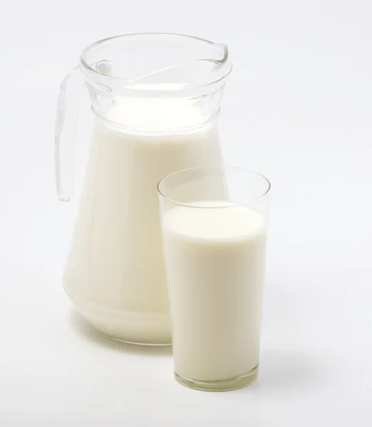 Mjölkkanna och glas — Stockfoto