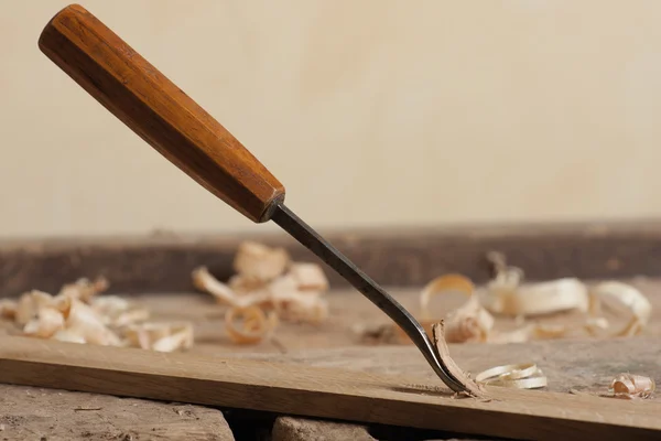 Formatura del legno con uno scalpello — Foto Stock