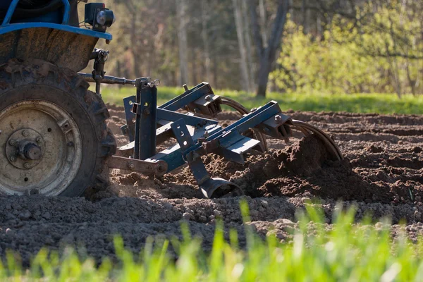 Tractor plowing field — Stock Photo, Image
