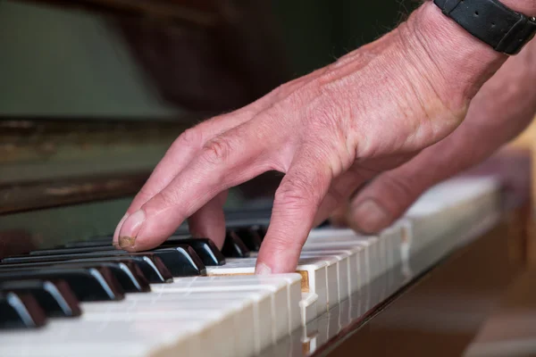 Senior man playing piano — Stock Photo, Image