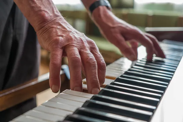 Senior man playing piano — Stock Photo, Image