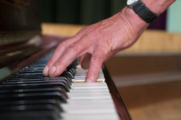 Senior man playing piano — Stock Photo, Image