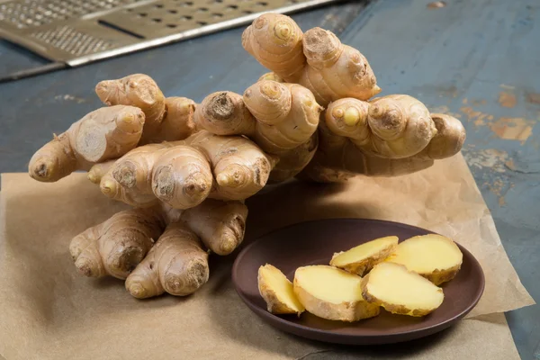 Whole ginger and slices — Stock Photo, Image