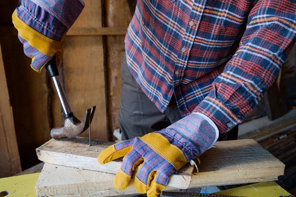 Zieht einen Nagel heraus — Stockfoto