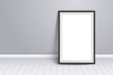 Duvardaki minimalist model şablonu. Odanın ahşap zemininde duran siyah çerçeve. Fotoğraf sunumu için şablon. Boş tahta fotoframı