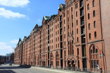 Su kenarındaki Ambarlar