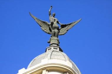 kubbe üzerinde angel