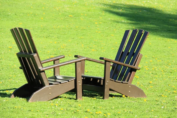 Die Stühle auf dem Rasen — Stockfoto