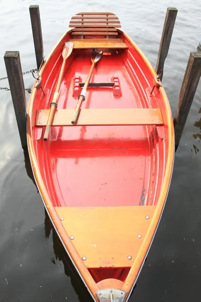 Kırmızı tekne — Stok fotoğraf
