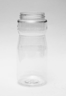 Beyaz arkaplanda izole edilmiş vintage dokuma sepeti