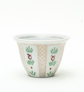 Beyaz arkaplanda izole edilmiş vintage dokuma sepeti