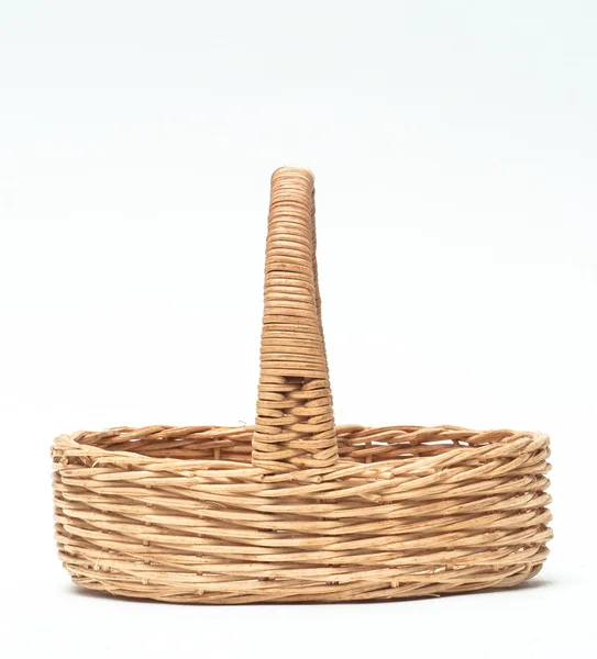 Vintage tecer cesta de vime isolado no fundo branco — Fotografia de Stock