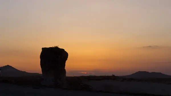 Puesta de sol y una roca —  Fotos de Stock