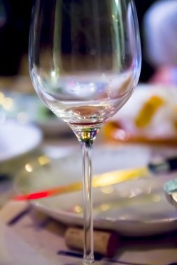 Mavi koyu arka planda boş Wineglass