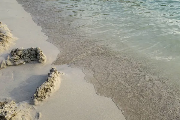 해변의 모래사장을 오르는 — 스톡 사진