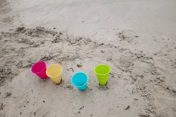 Brinquedos Coloridos Cones Plástico Areia Uma Praia — Fotografia de Stock