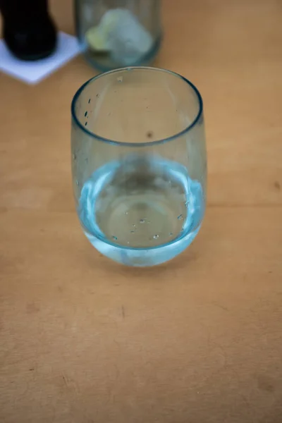 Blue Transparent Drinking Glass Fresh Water Some Drops Wooden Table — Stock Photo, Image