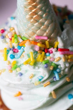 Çikolatalı kek üzerine el yapımı yeşil denizkızı kuyruğu bir doğum günü partisi için tatlı pişirilmiş el pastası.