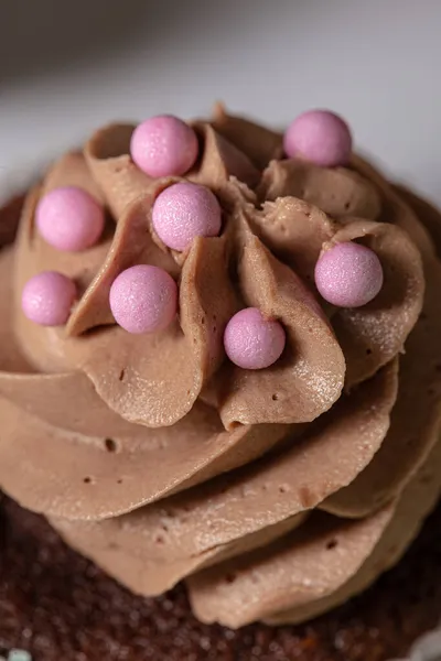 Rosa Sockerkulor Krämig Chokladmuffin — Stockfoto