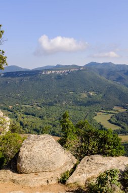 Katalonya 'daki yeşil bir vadinin manzarası kayalıkların tepesinden manzaralı.