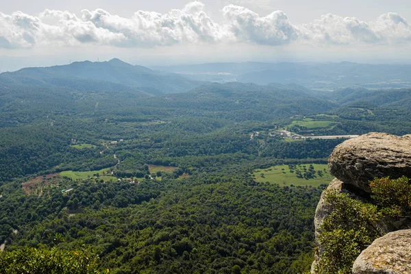 トップ岩崖の丘からカタルーニャの風景の緑の谷の素晴らしい景色 — ストック写真
