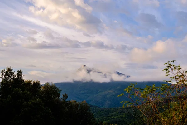 山の頂上の風景で朝の劇的な雲の空 — ストック写真