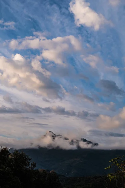 Ochtend Dramatische Wolkenlandschap Lucht Een Berg Piek Landschap — Stockfoto