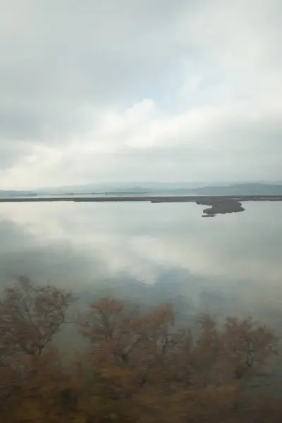 Paisaje Nuboso Que Reflexiona Sobre Las Tranquilas Aguas Del Estanque — Foto de Stock