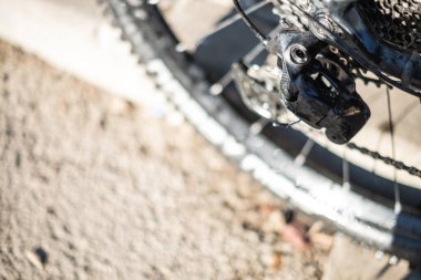 Arka raydan çıkarıcı modern siyah bir dağ bisikletinin arka tekerleği.