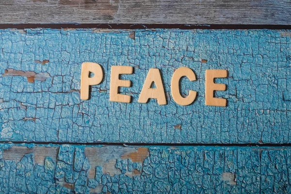 Kelime metni ahşap ahşap bir tahta üzerinde ahşap harflerle yazılmış.