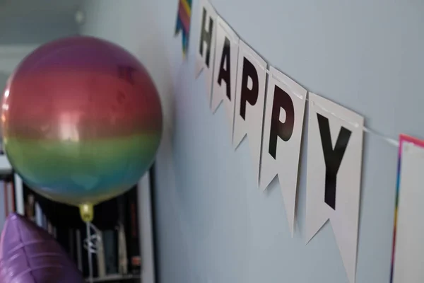 Detalhe Feliz Fita Aniversário Com Balão Grande Decoração Uma Parede — Fotografia de Stock