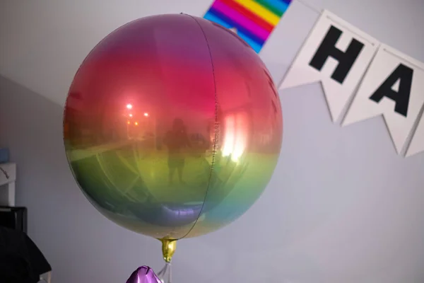 Detalhe Feliz Fita Aniversário Com Balão Grande Decoração Uma Parede — Fotografia de Stock