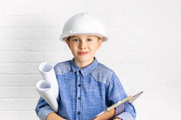 Garoto Sorridente Com Copo Capacete Construção Cabeça Mantém Planos Suas — Fotografia de Stock