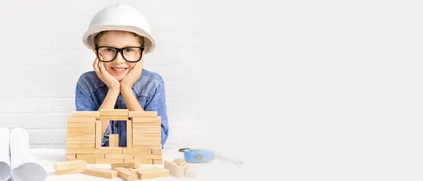 Usmívající Chlapec Inženýr Stavební Helmě Brýle Staví Dům Dřevěných Bloků Stock Obrázky