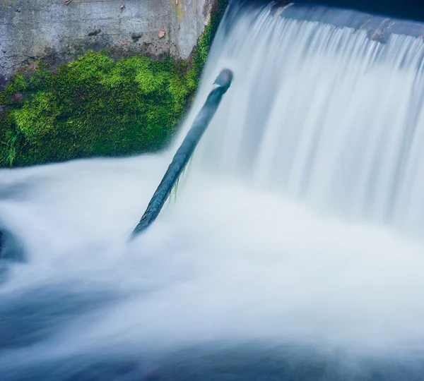 Un petit ruisseau dans le parc. Longue exposition, effet lisse . — Photo