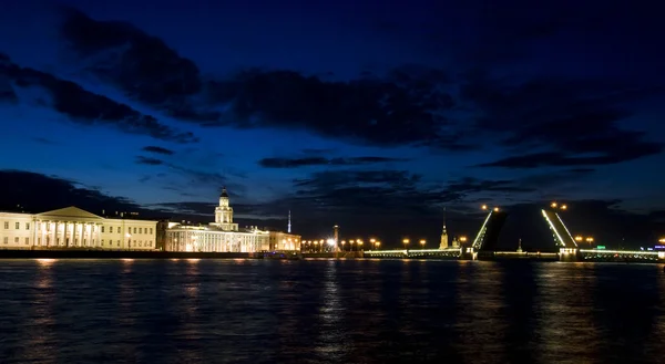 Puentes de tiro en San Petersburgo, Rusia — Foto de Stock