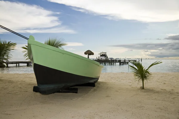 Um barco em uma praia — Fotografia de Stock