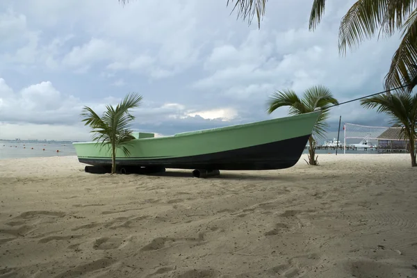 Een boot in een strand — Stockfoto