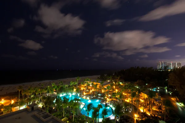 Piscina em um resort em Fort Lauderdale, Miami — Fotografia de Stock