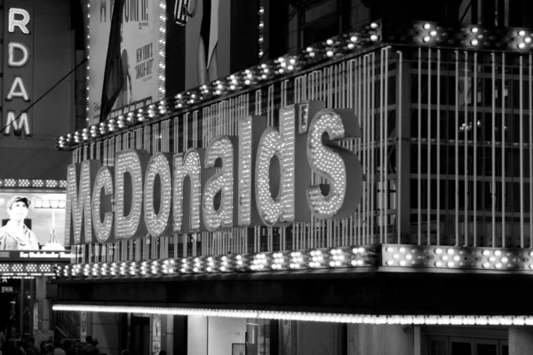 Beroemde voedsel op times square, new york — Stockfoto