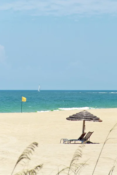 Guarda-sol e uma bandeira amarela em Miami, Flórida — Fotografia de Stock