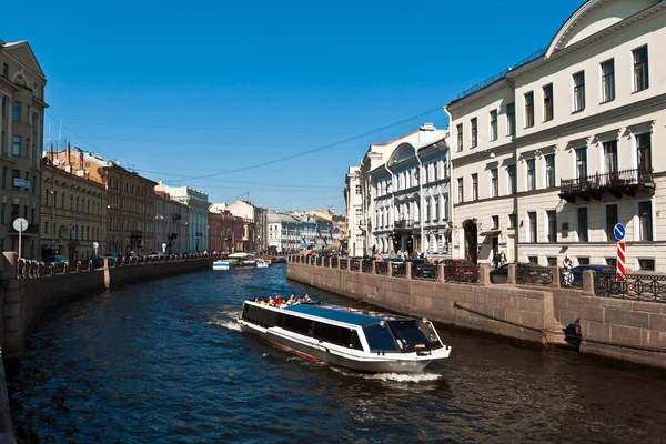 Лодки на петербургских каналах — стоковое фото