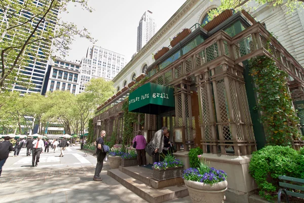 Espacio público Bryant Park y edificios circundantes, Nueva York — Foto de Stock