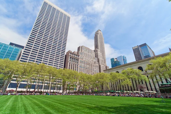 Bryant Park y edificios, Nueva York — Foto de Stock