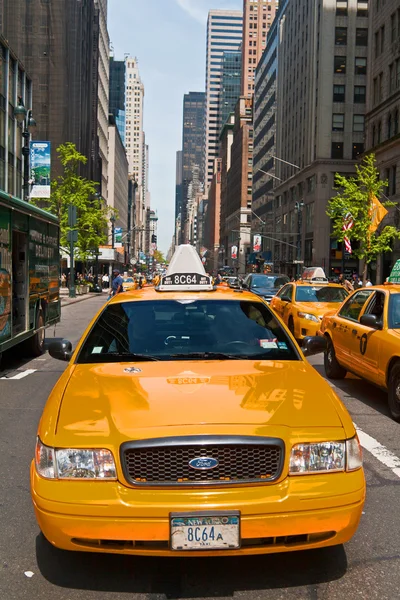 Edifici e taxi di Manhattan guidano in una giornata di sole, New York, USA — Foto Stock